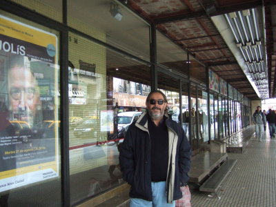 jolis-en-la-puerta-del-teatro-san-martin-en-buenos-aires.jpg