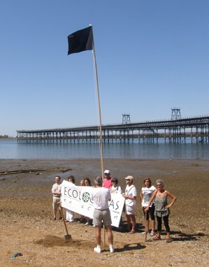 bandera-negra-en-el-muelle-del-tinto.jpg