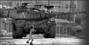 nino_palestino_contra_tanque_israeli-300x151.jpg